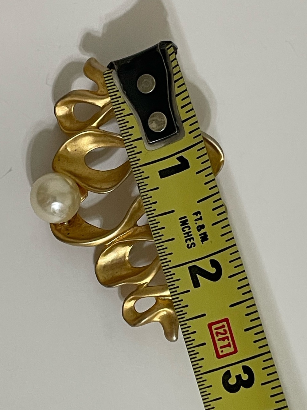 RARE Abstract modernist vintage ribbon brooch satin matte gold large faux pearl - Picture 8 of 9
